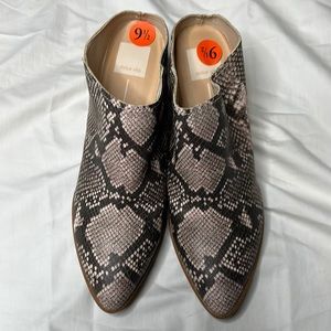 DOLCE VITA FAUX SNAKE SKIN BOOTIE MULE SIZE 9.5 NWT